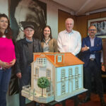 Manuel Martínez Rodiño doa unha maqueta de Villa Eugenia ao Museo Valle-Inclán pobrense