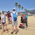 A Pobra descobre aos turistas o marisqueo a pé, un dos oficios tradicionais de maior importancia no municipio