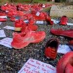 A comunidade educativa da Pobra alza a voz contra a violencia de xénero coa exposición 'Zapatos  vermellos'
